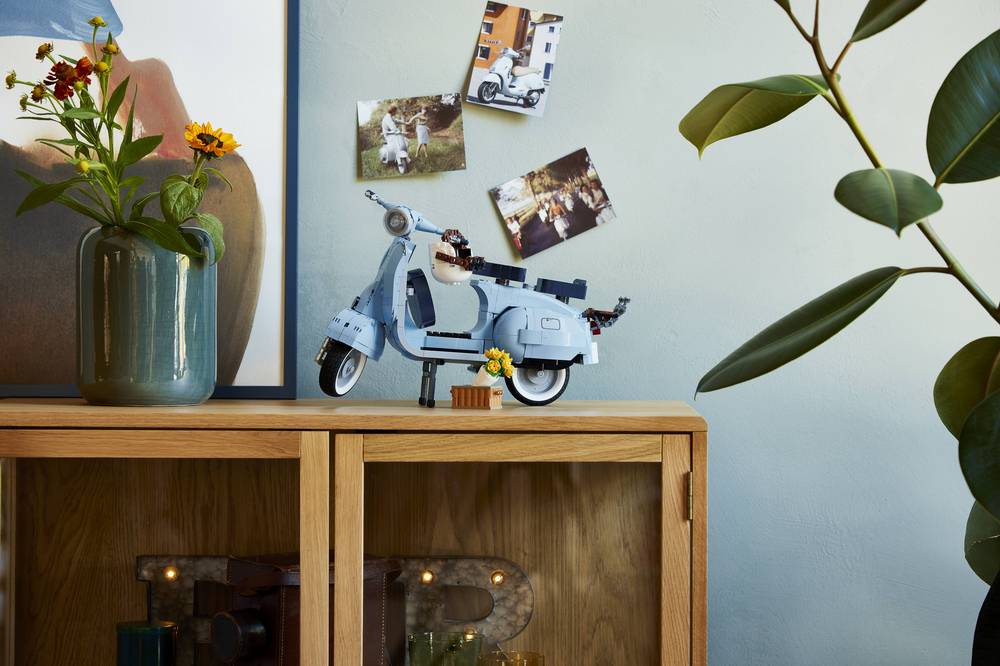 LEGO e Vespa celebrano il Made in Italy con il nuovo set LEGO VESPA 125